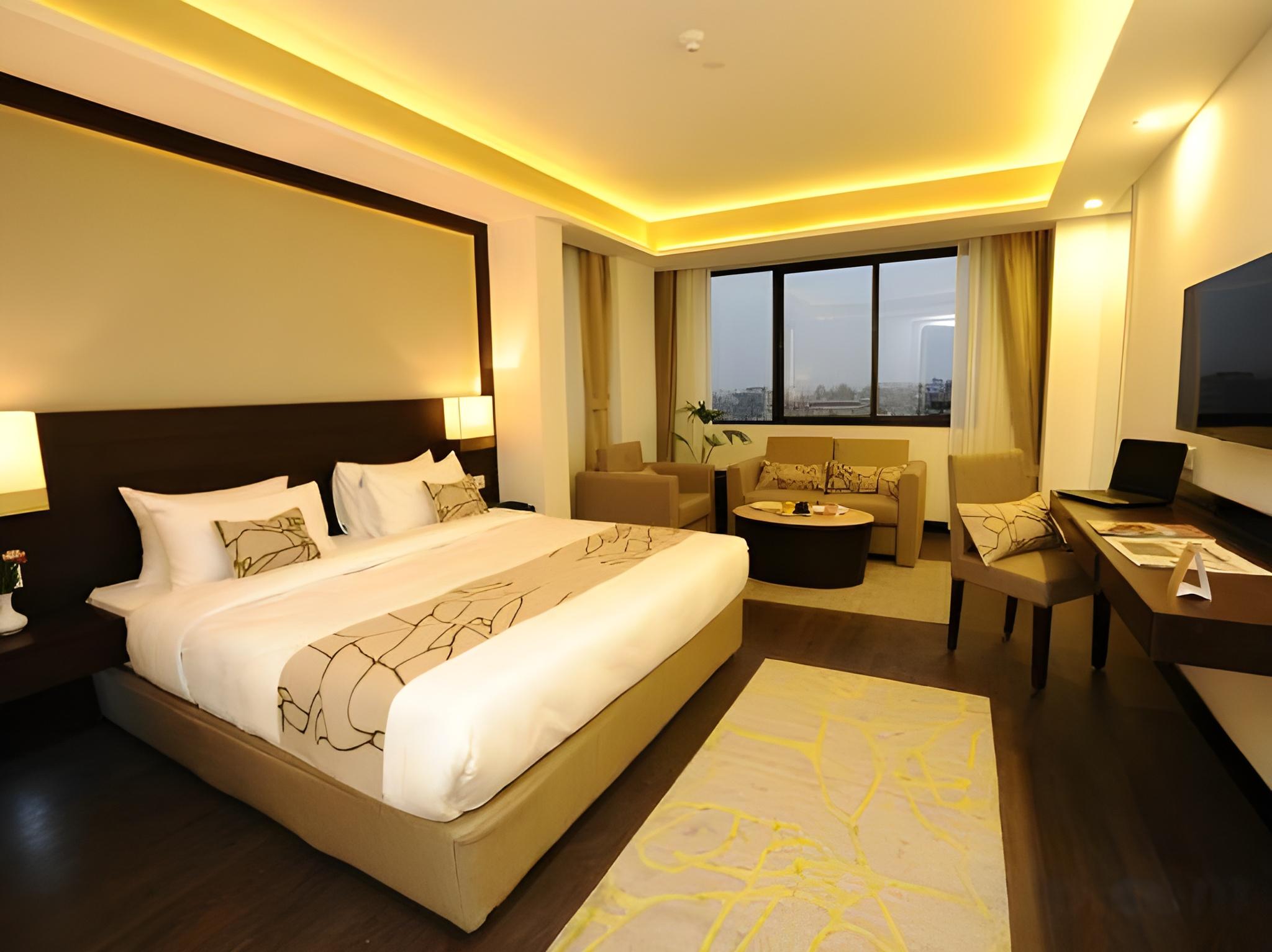 DELUXE ROOM