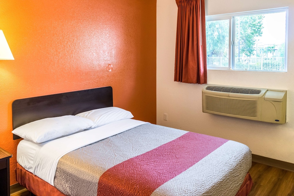 Motel6 Bakersfield, CA - Convention Center 17/37