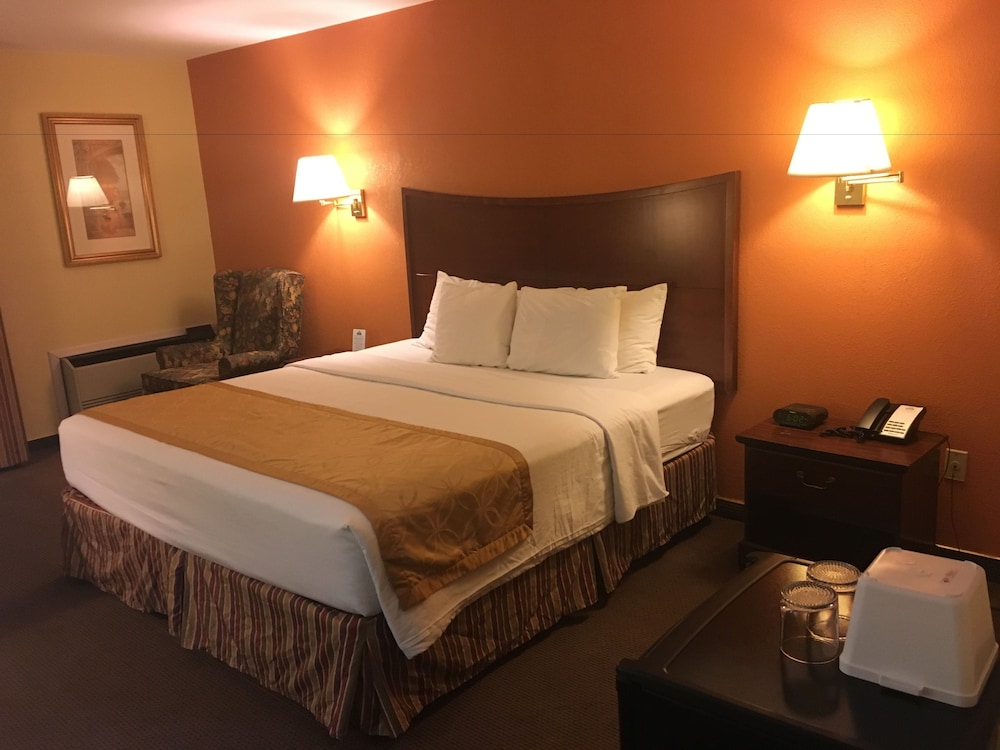 Days Inn & Suites by Wyndham Red Rock-Gallup 6/20