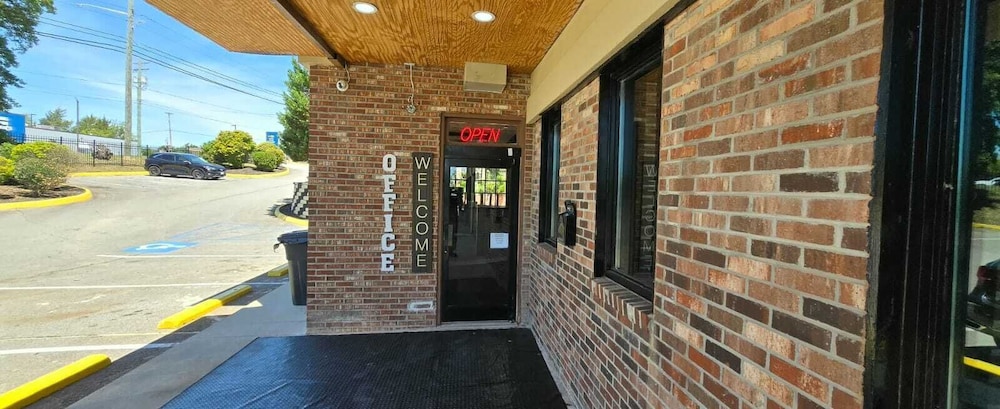 Riverside Inn & Suites by OYO Danville Ceaser Casino 59/68