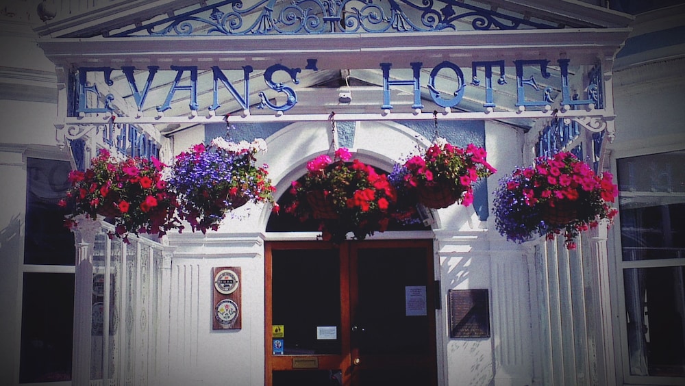 Evans Hotel 21/37