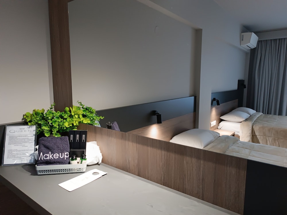 Elizabeth Queen Luxury Rooms 11/50
