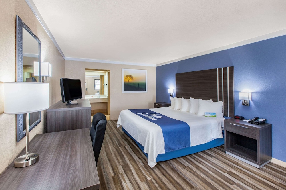 Days Inn & Suites by Wyndham Braunig Lake 5/22