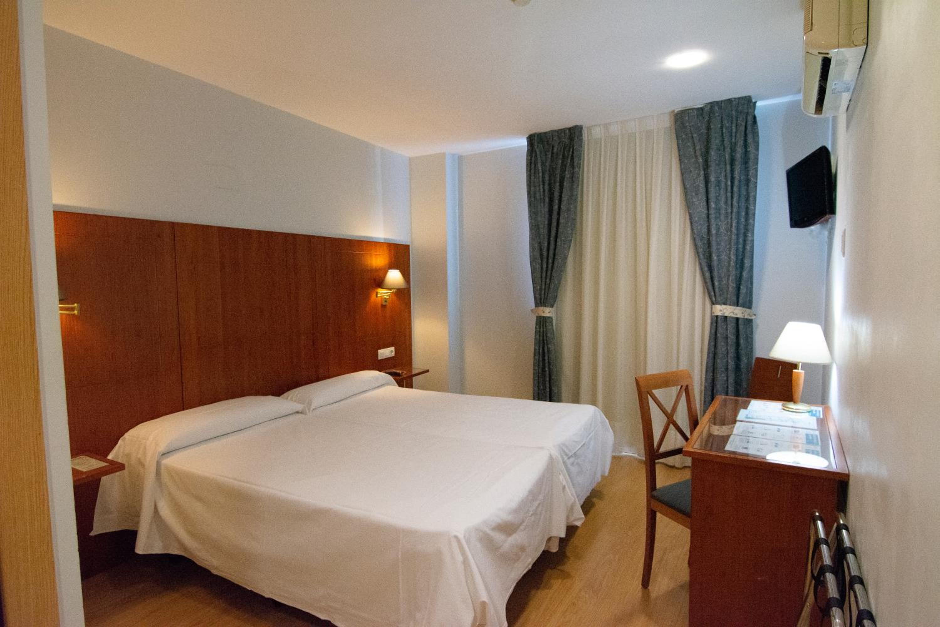 Room, Double or Twin Bed, Balcony, Hispania 8/10