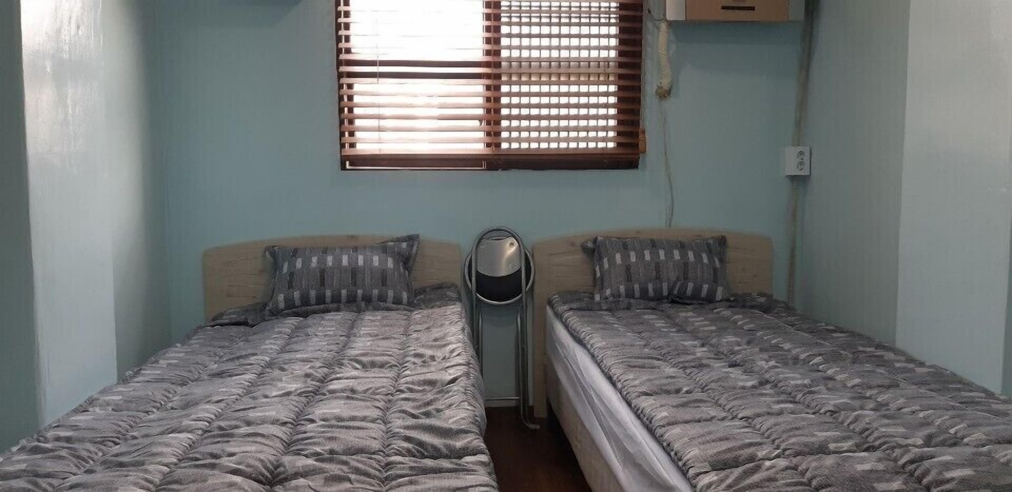 ROOM, TWIN BEDS