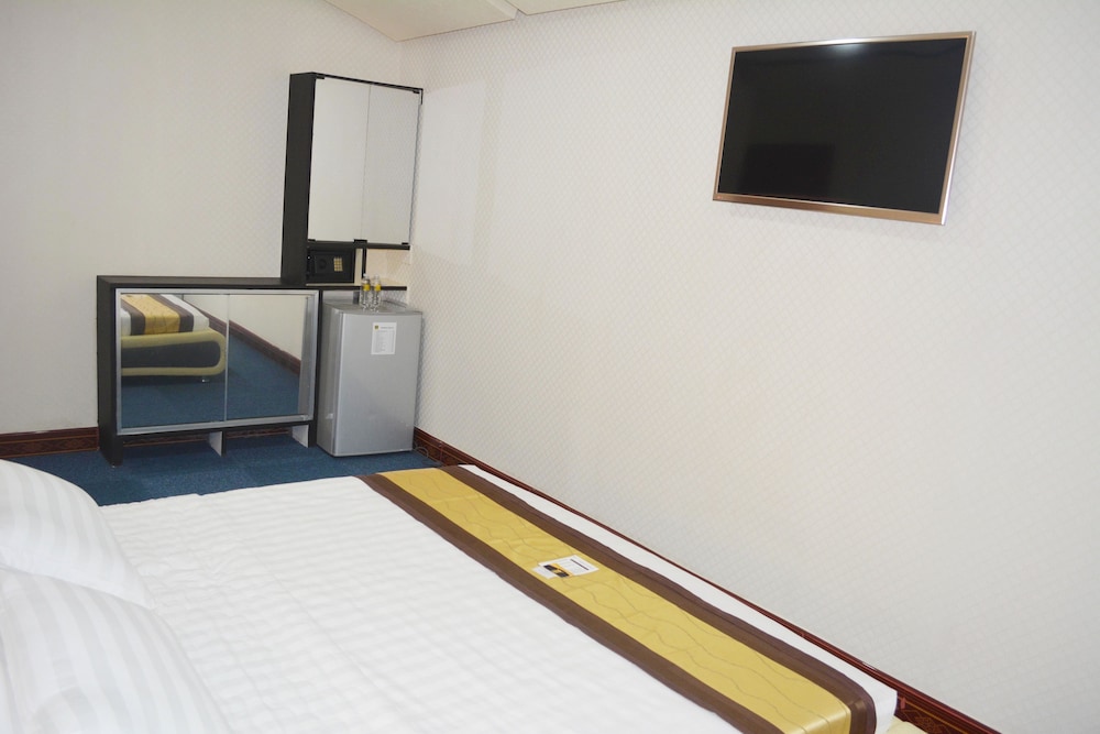 999 Hotel 18/36