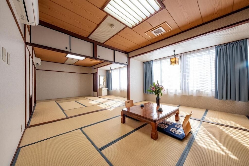 New Makomo Hotel 8/61