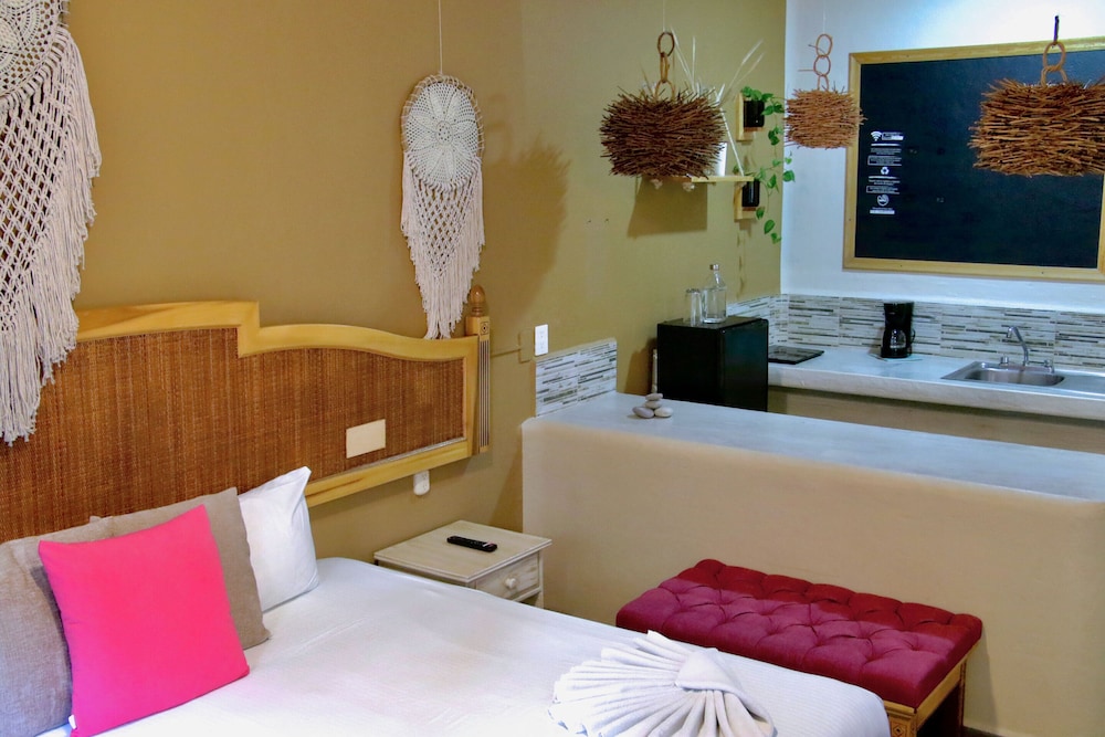 Master, Suite, 2 Double Beds, Mala Vecindad Playa Beer Hotel 4/7
