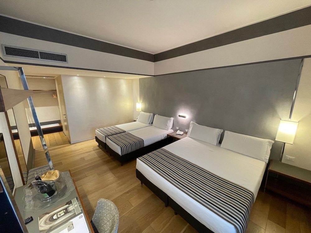 ROOM, QUADRUPLE