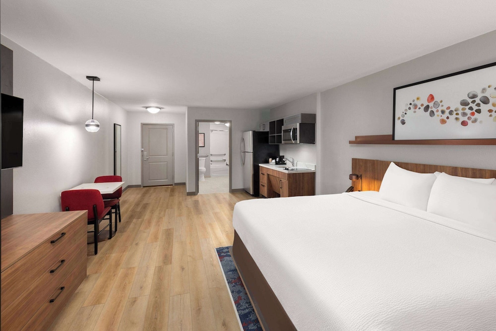 ROOM, KING BED, ACCESSIBLE