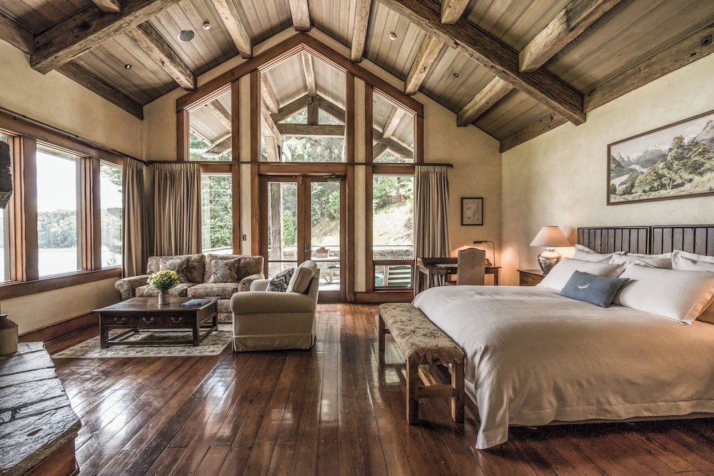 LODGE, SUITE