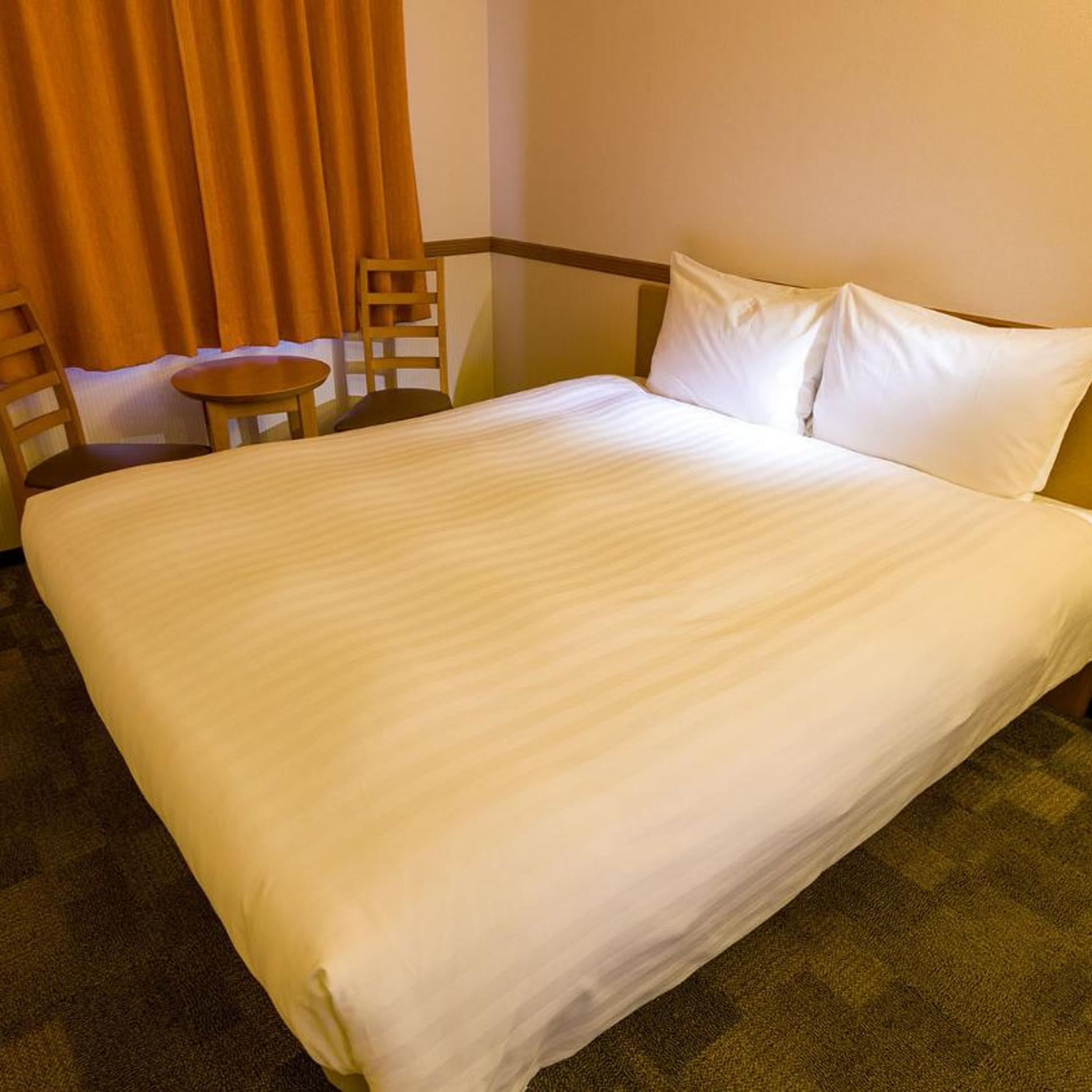 Room, Queen Bed, Toyoko Inn Osaka Tsutenkaku Mae 5/10