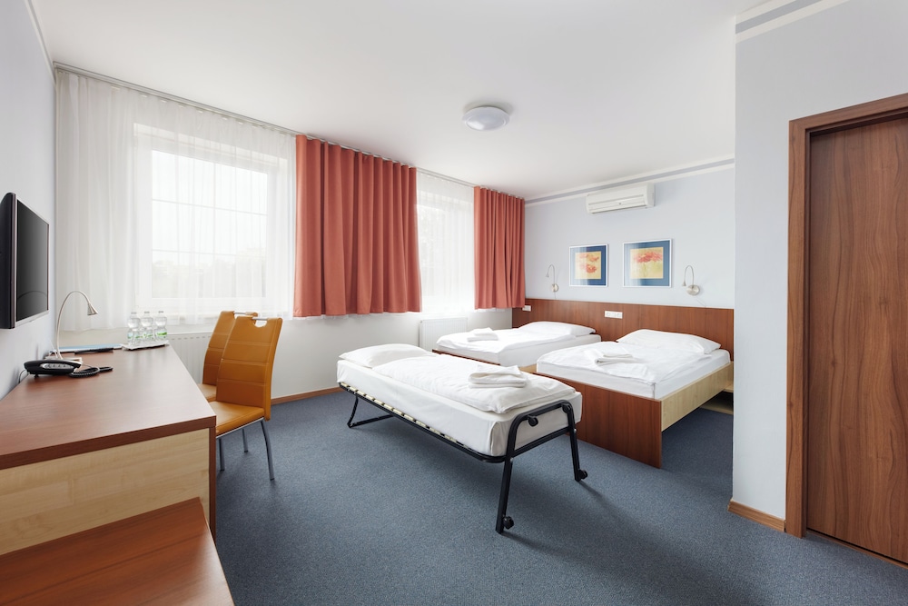 Hotel Nikolas 7/50