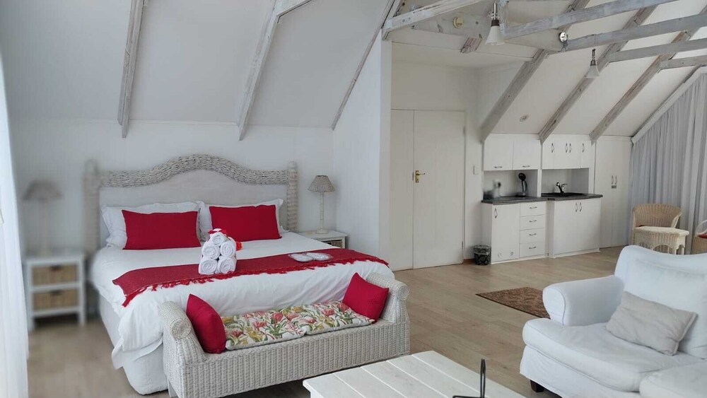 Sky, Comfort, Penthouse, King Bed, Whales Way Ocean Retreat 3/5