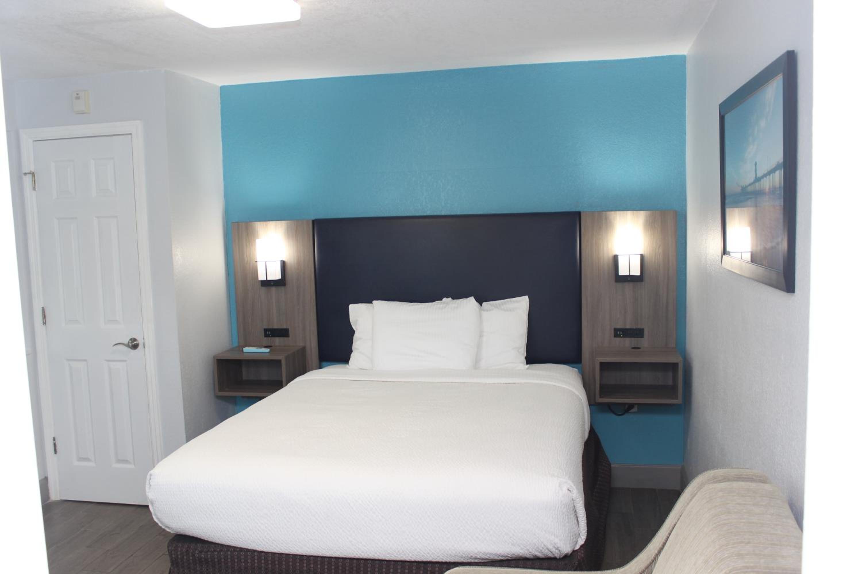 Split, Suite, Queen Bed, Partial Split View, City View