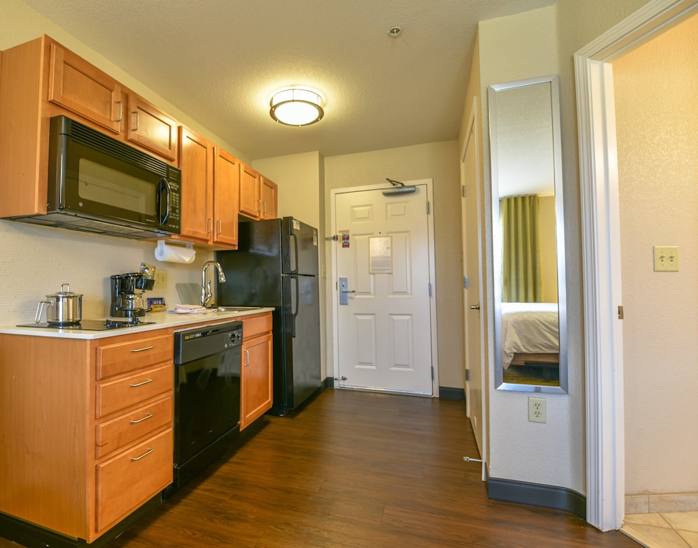 Candlewood Suites Medford 16/52