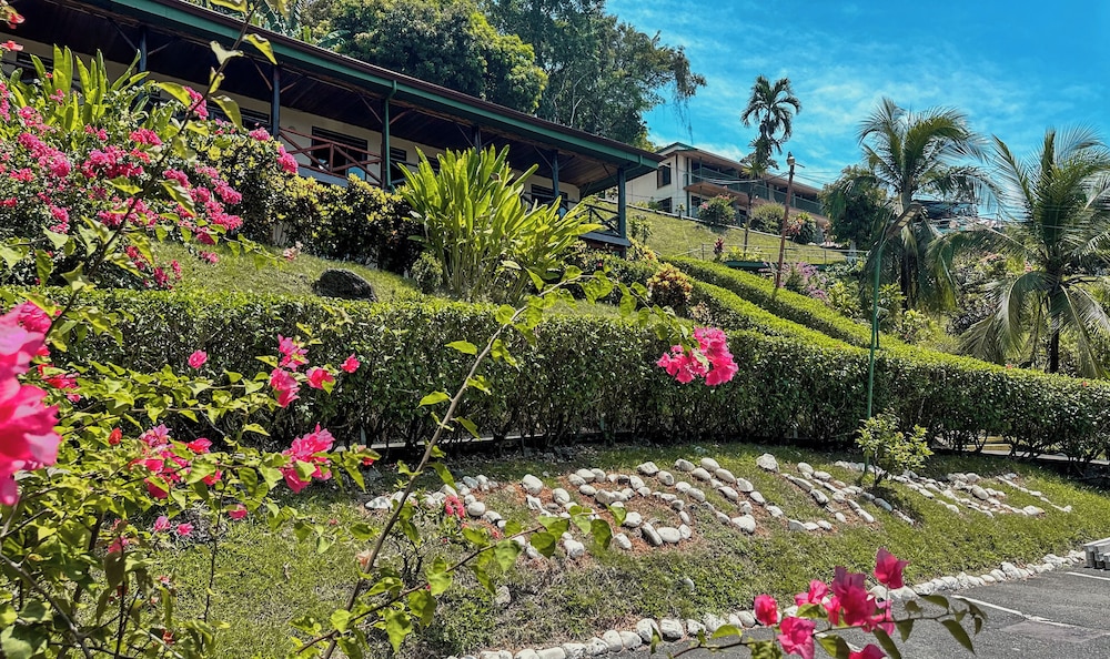 Tabulia Tree Hotel and Villas 74/77