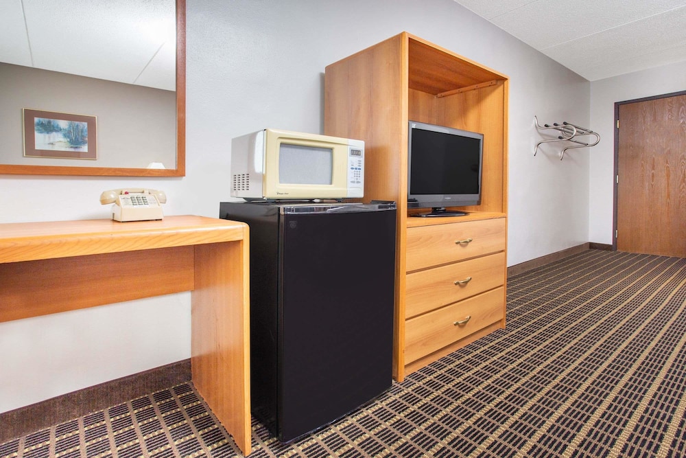 Days Inn by Wyndham Fond du Lac 7/27