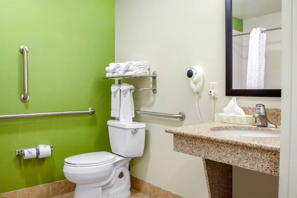 Sleep Inn and Suites Airport Milwaukee WI 14/38