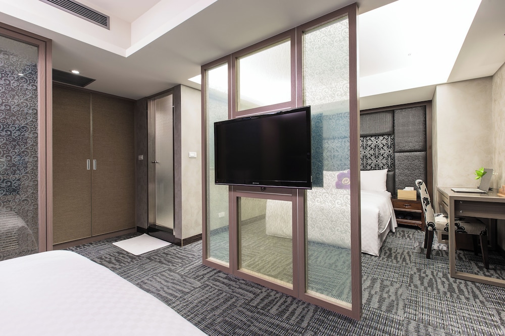 Han She Hotel 63/75