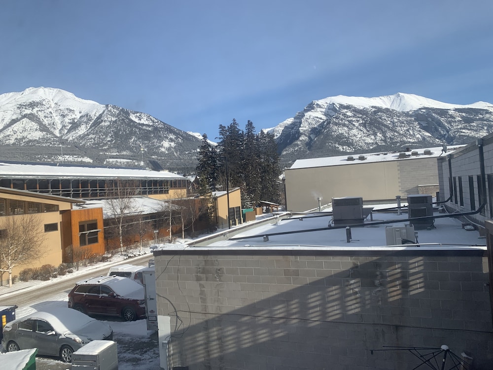 Canmore Hotel Hostel 35/38