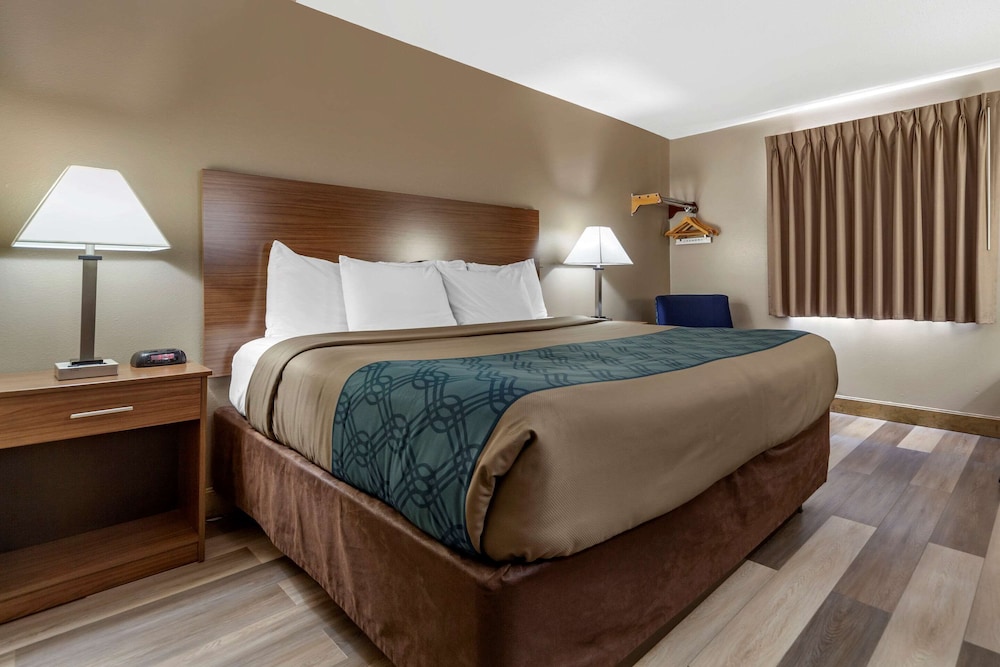 Econo Lodge Hays I-70 26/54