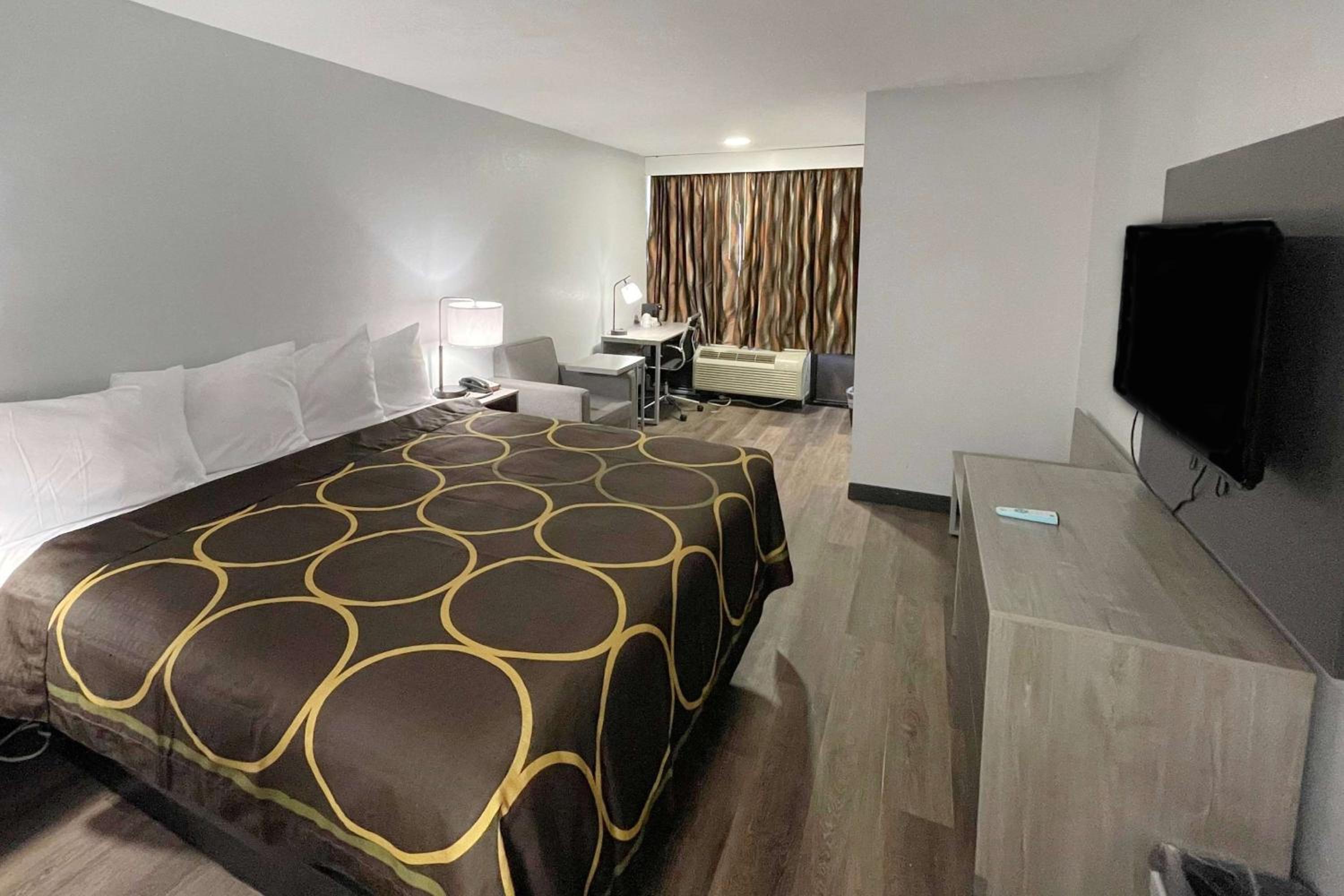 Super 8 by Wyndham Pigeon Forge Downtown 14/22
