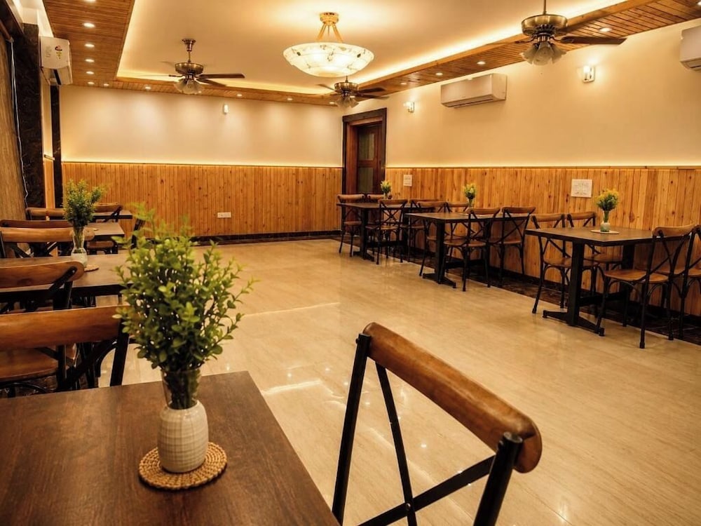 Jyoti Mahal A Royal Heritage Hotel 48/50
