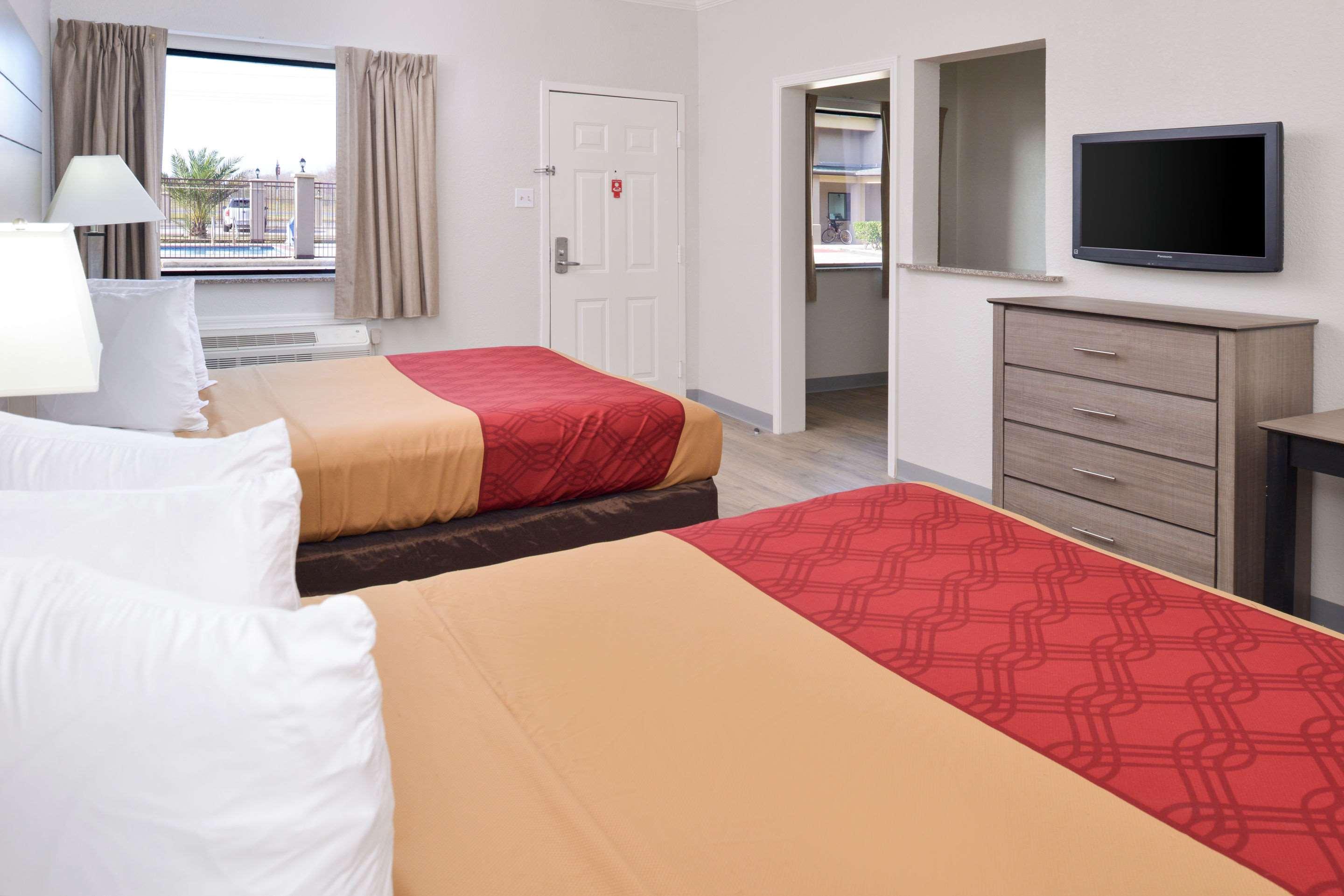 Efficiency, 2 Queen Beds