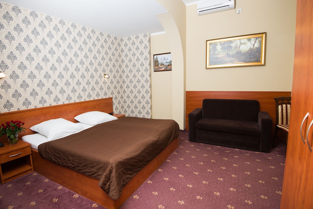Maksymilian Hotel 12/70