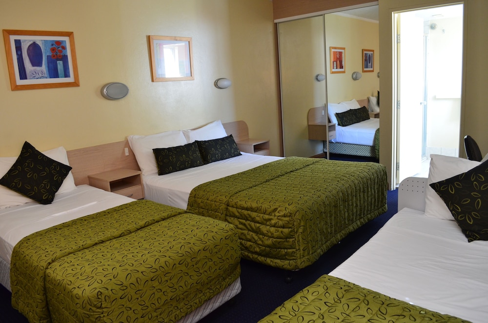 AIRPORT MOTEL 43/63