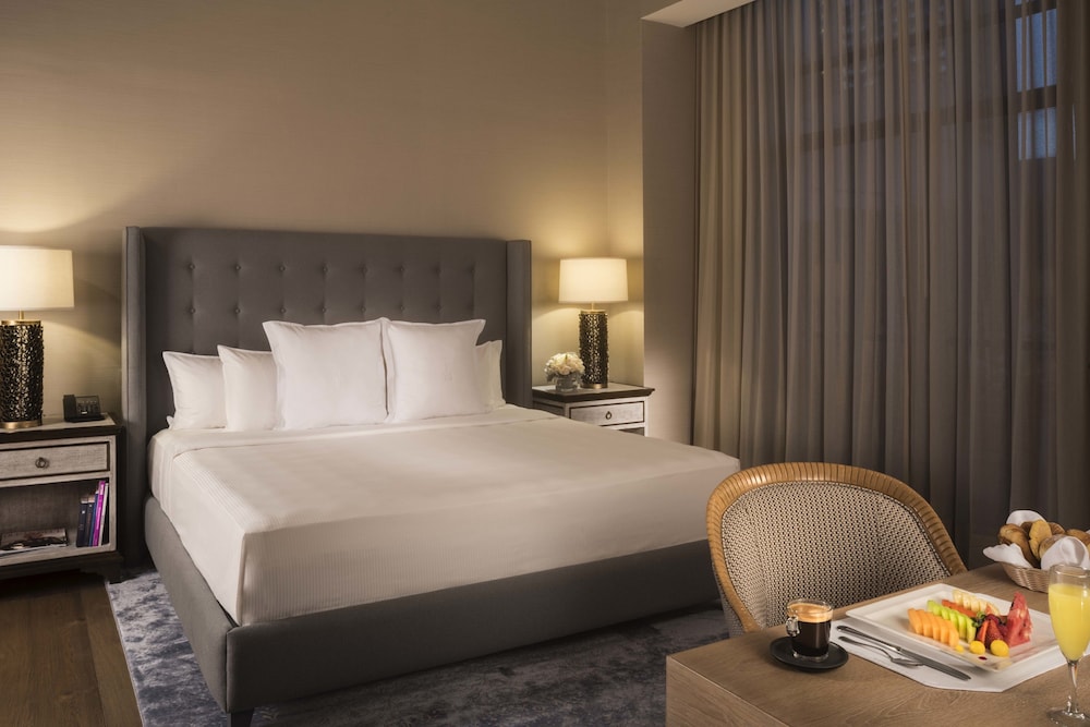 SKY, SUITE, KING BED