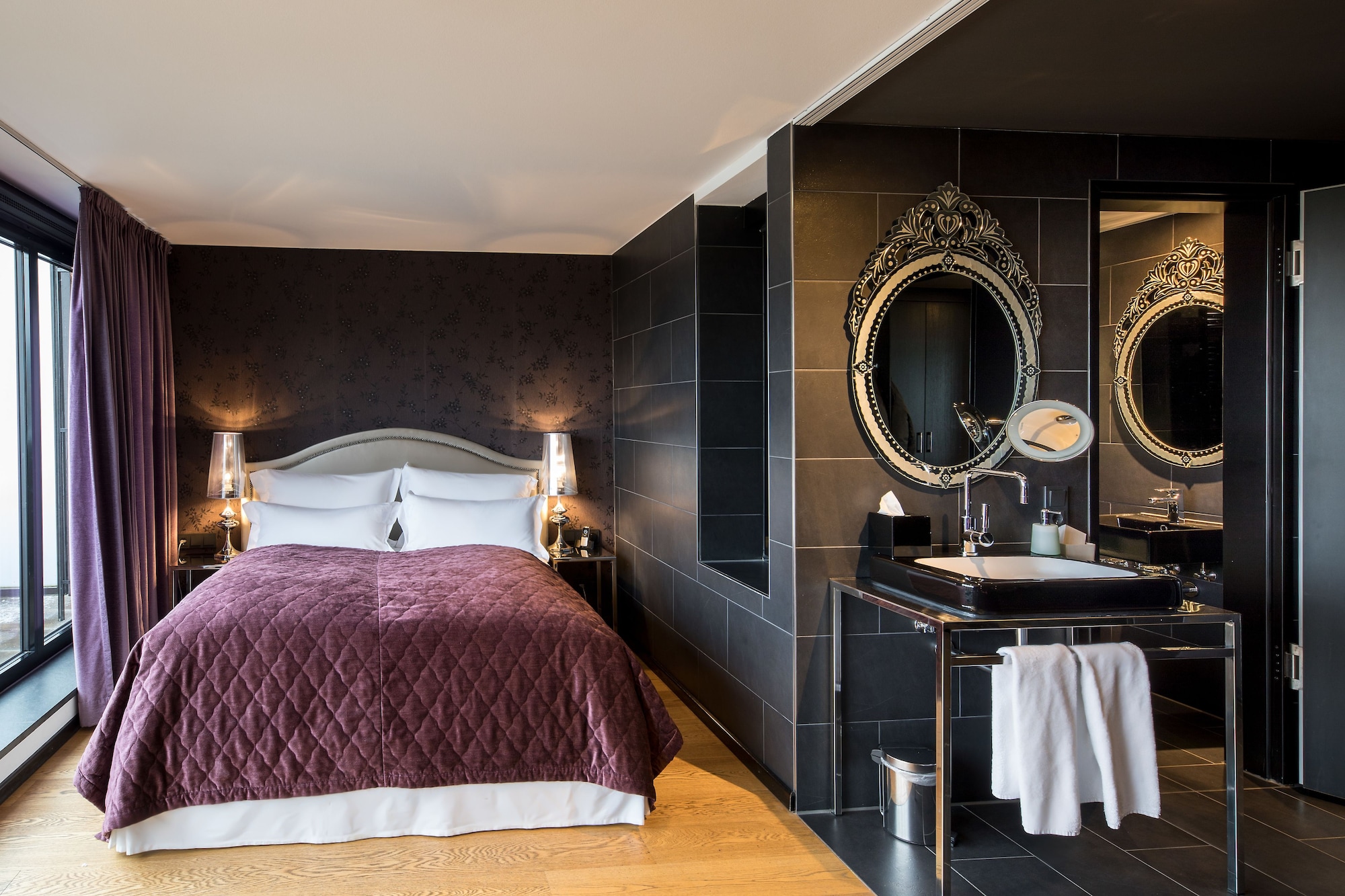 JUNIOR, STUDIO, QUEEN BED, BALCONY