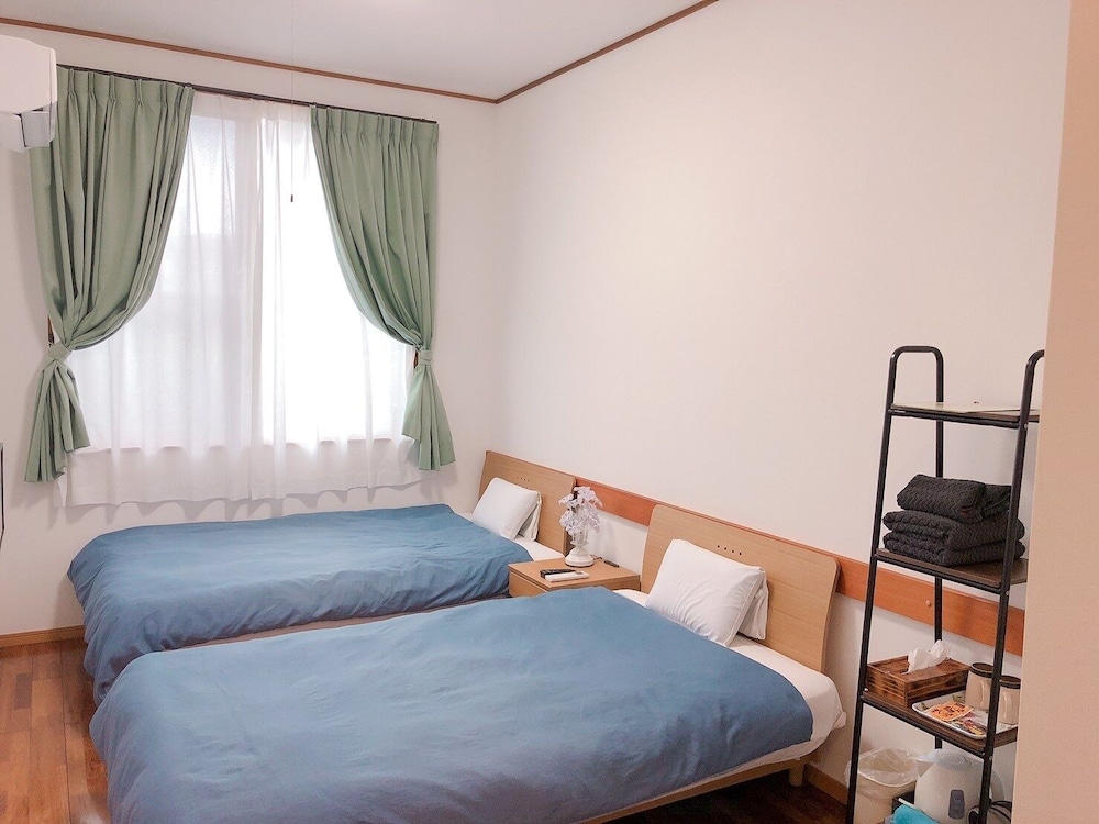 ROOM, TWIN BEDS
