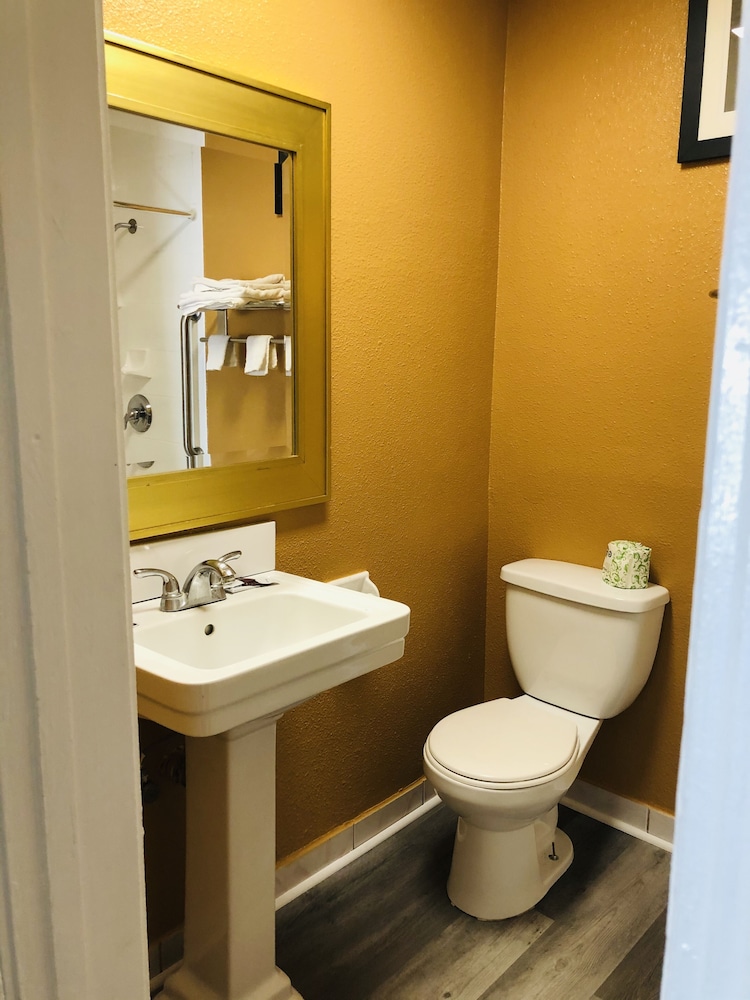 Casa Blanca Inn & Suites 63/67