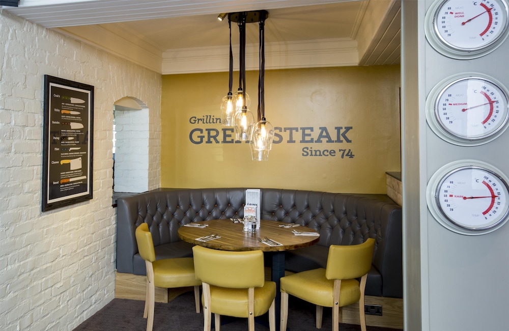 Premier Inn Leeds / Bradford Airport 32/41