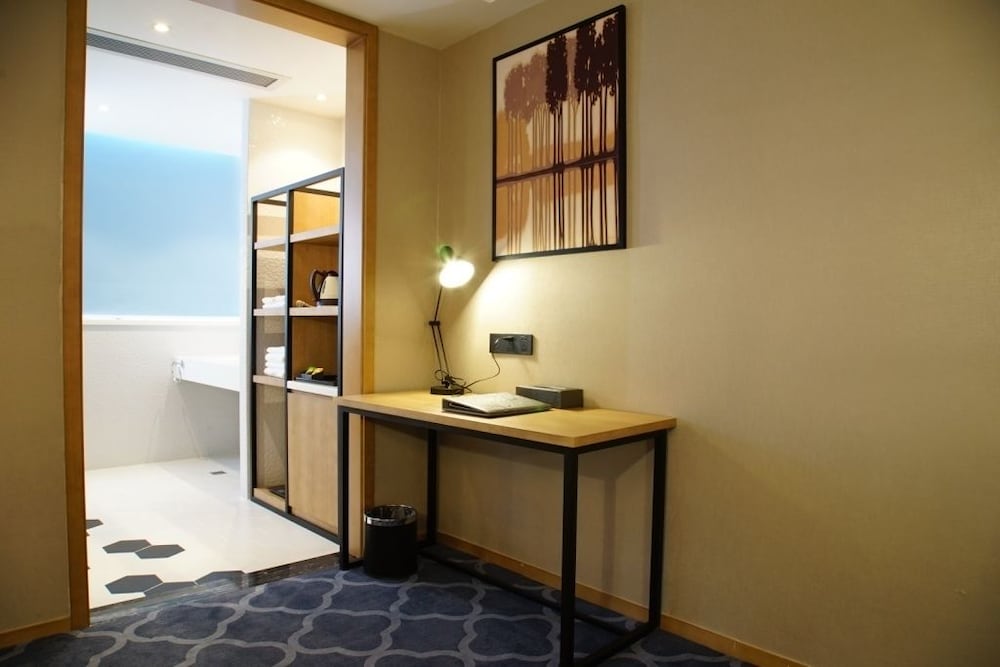 Shenzhen Flight One Hotel 10/11