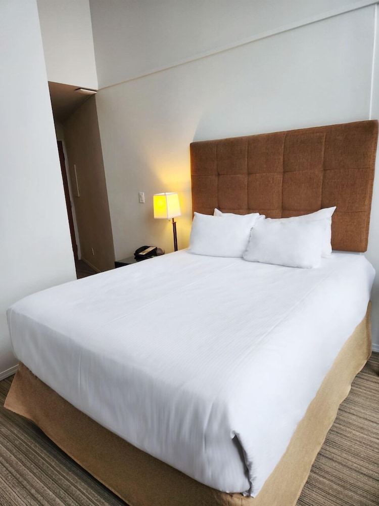 VILLAGE, QUEEN BED