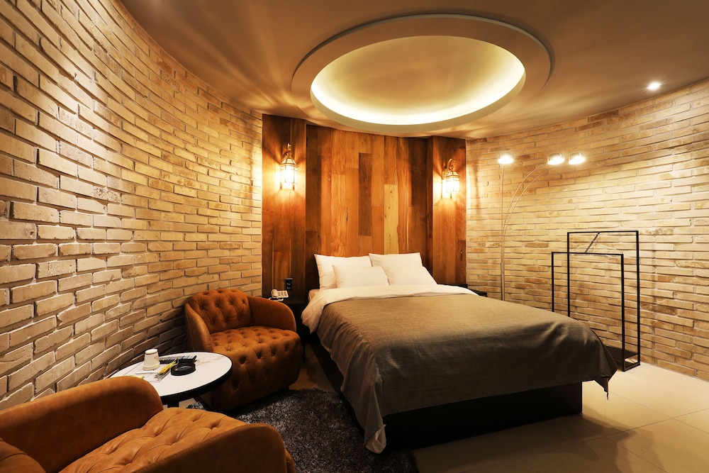 Rainbow Hotel 15/19