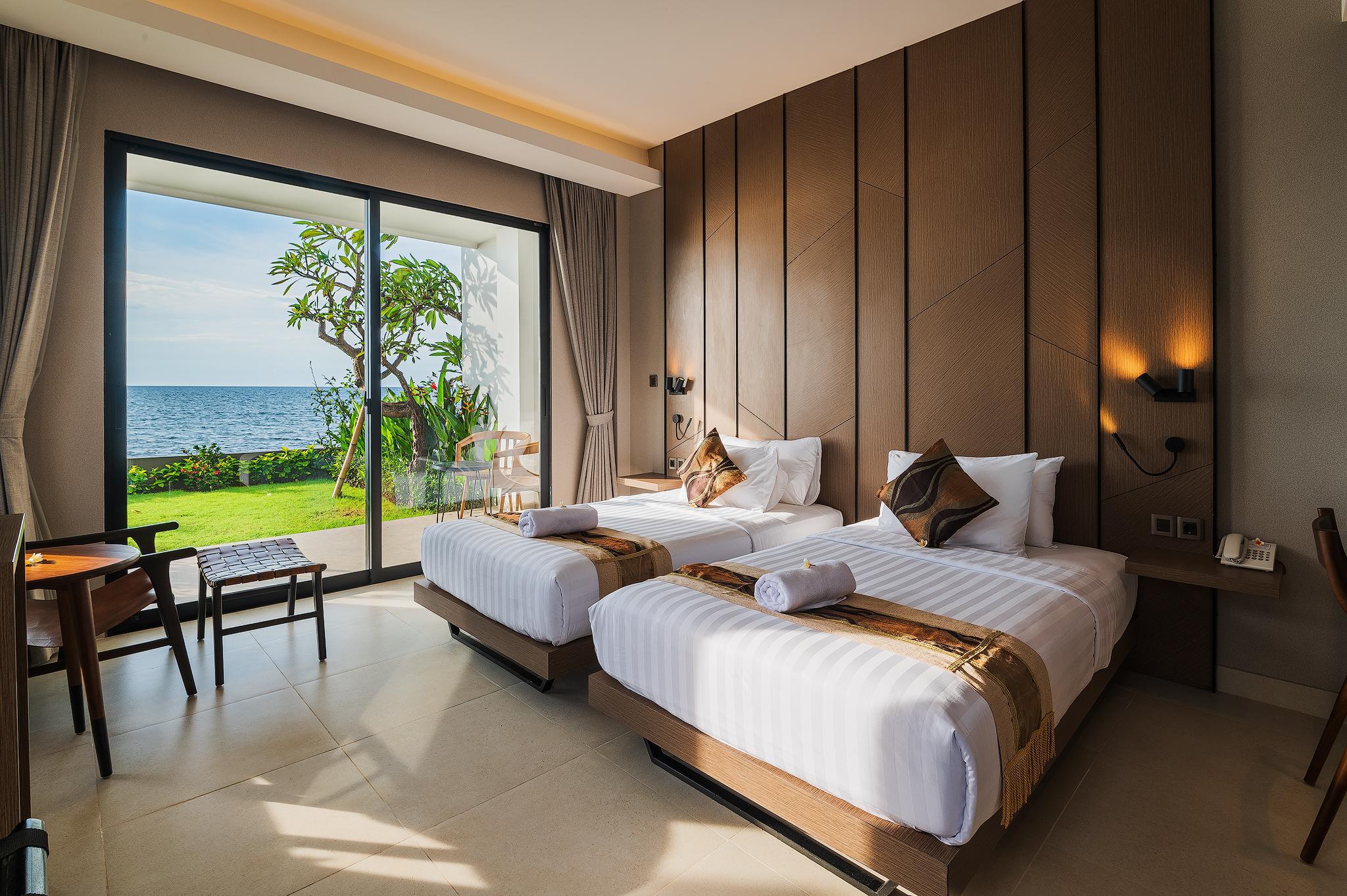 Super, Deluxe, Twin Beds