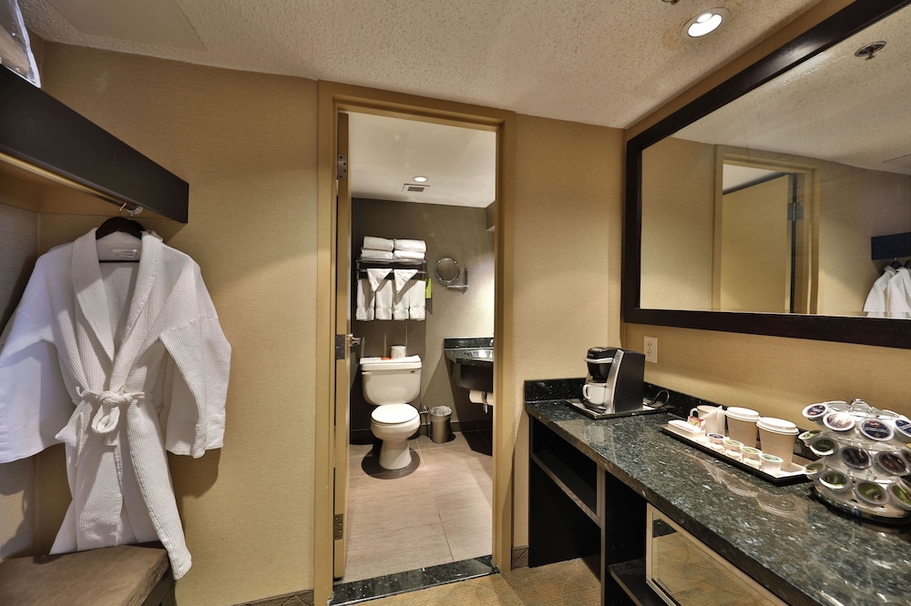 Radisson Hotel & Convention Center Edmonton 56/59