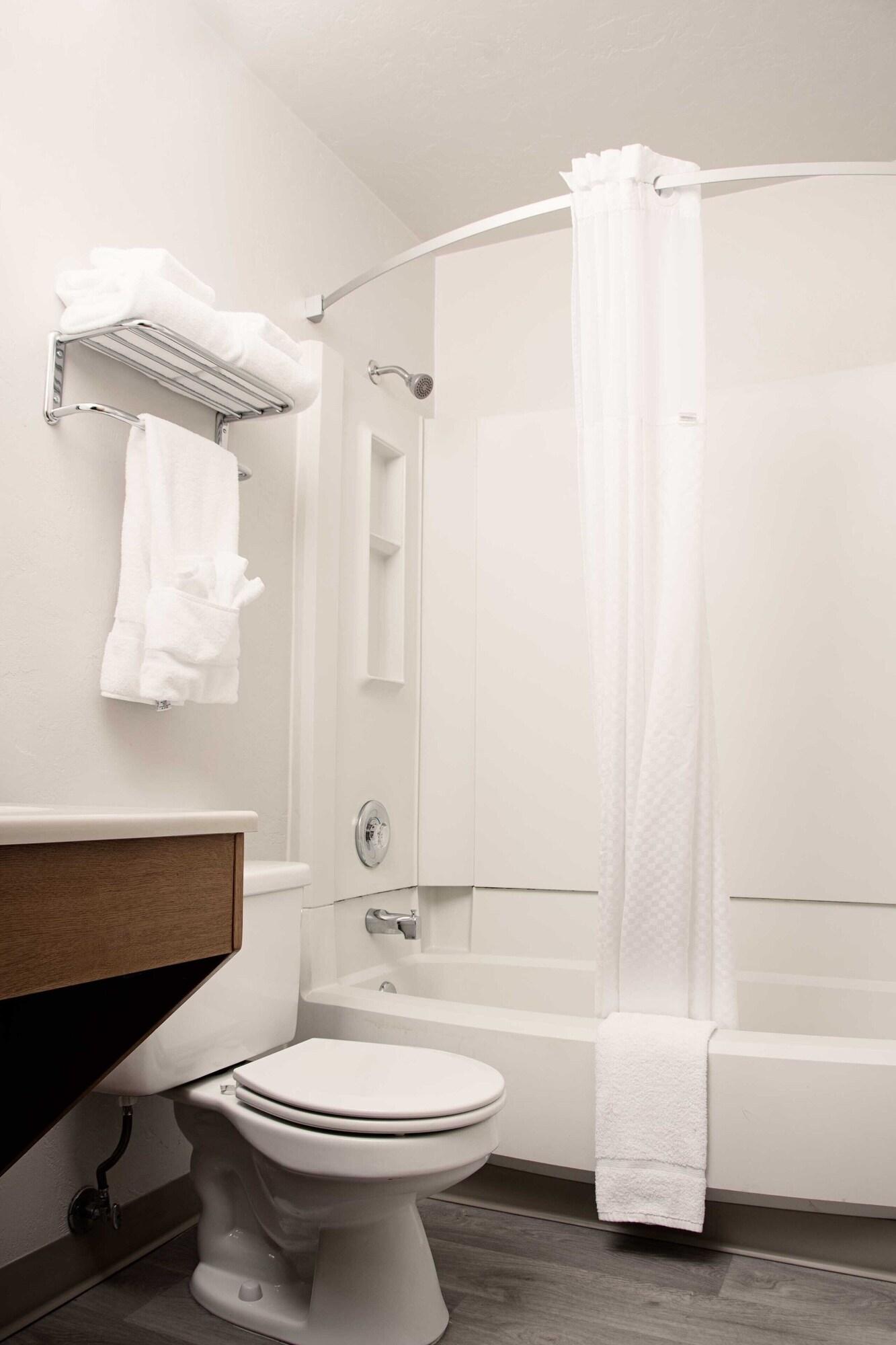 Super 8 By Wyndham Lynnwood 17/17