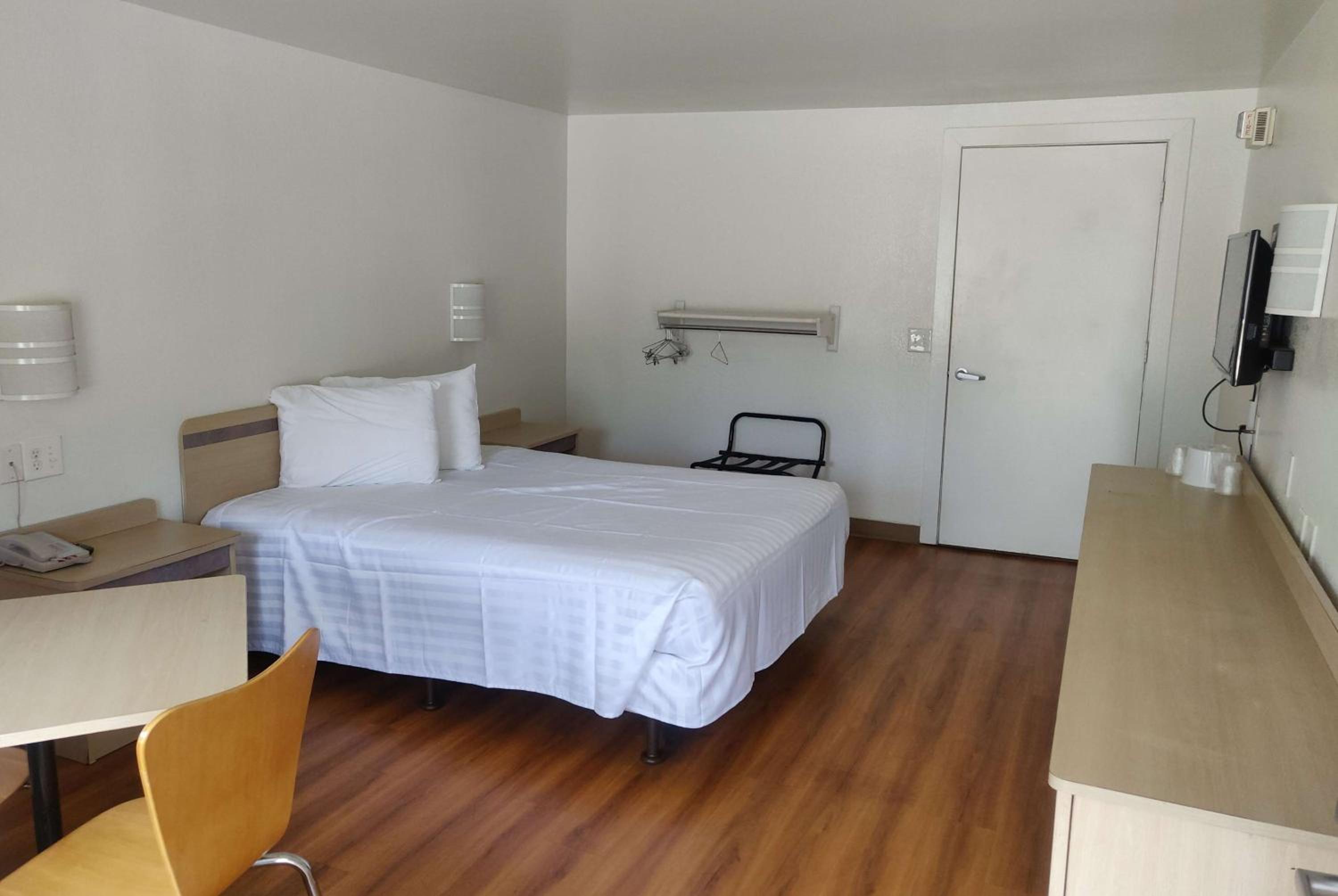 Travelodge by Wyndham Fayetteville 13/24