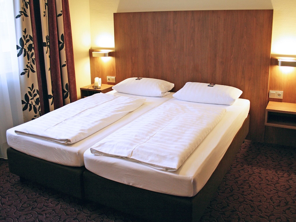 ROOM, TWIN BEDS, BALCONY