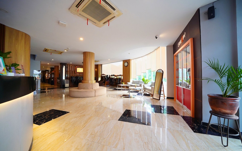 Front One Hotel Airport Solo 36/50