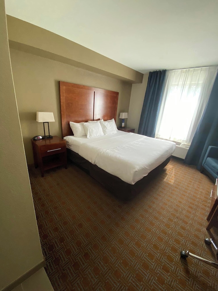 Comfort Inn & Suites Brattleboro I-91 11/47