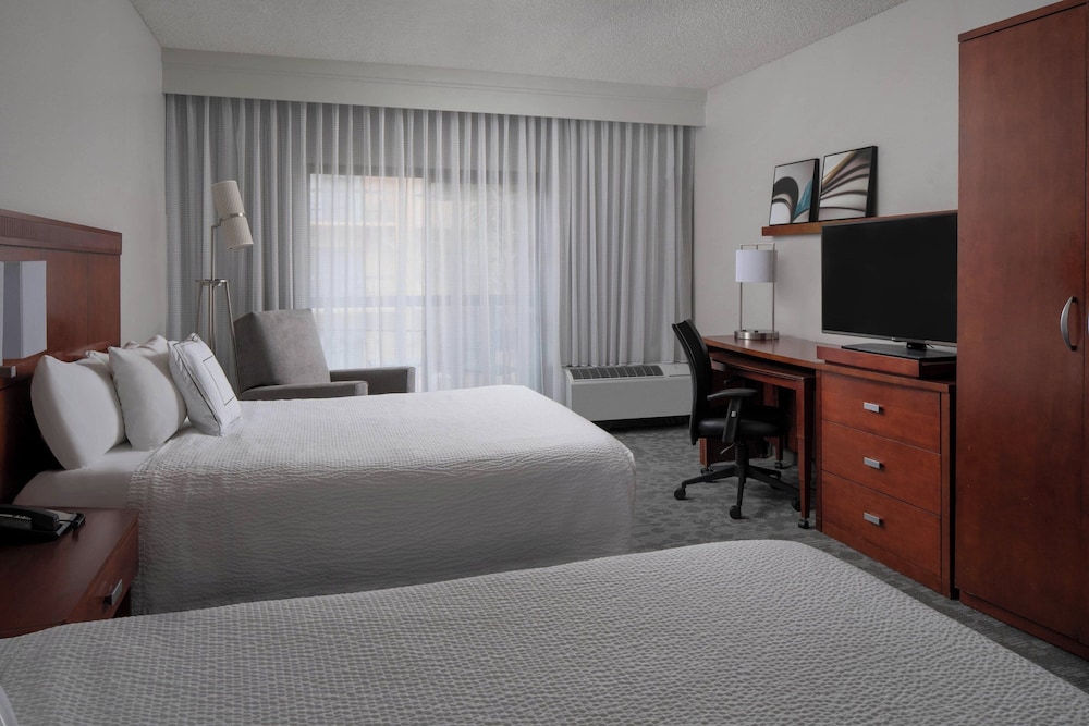 Room at Courtyard by Marriott Jacksonville at the Mayo Clinic Campus/Beaches, JACKSONVILLE - FL