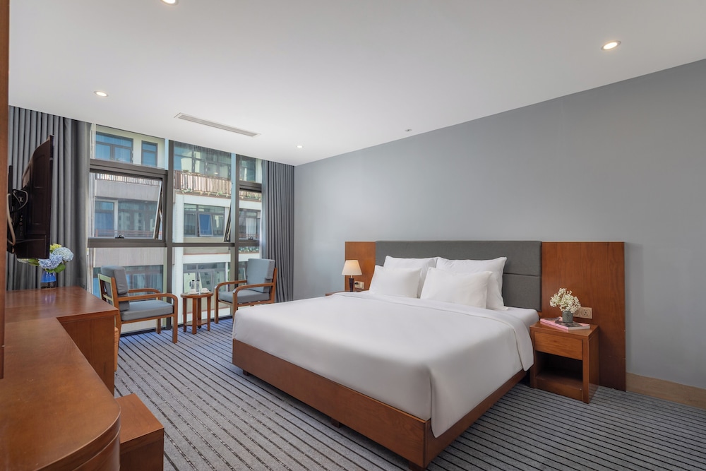 SUITE, KING BED, CITY VIEW, BATHTUB