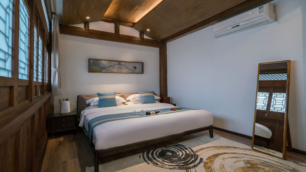 DELUXE, KING BED, BALCONY