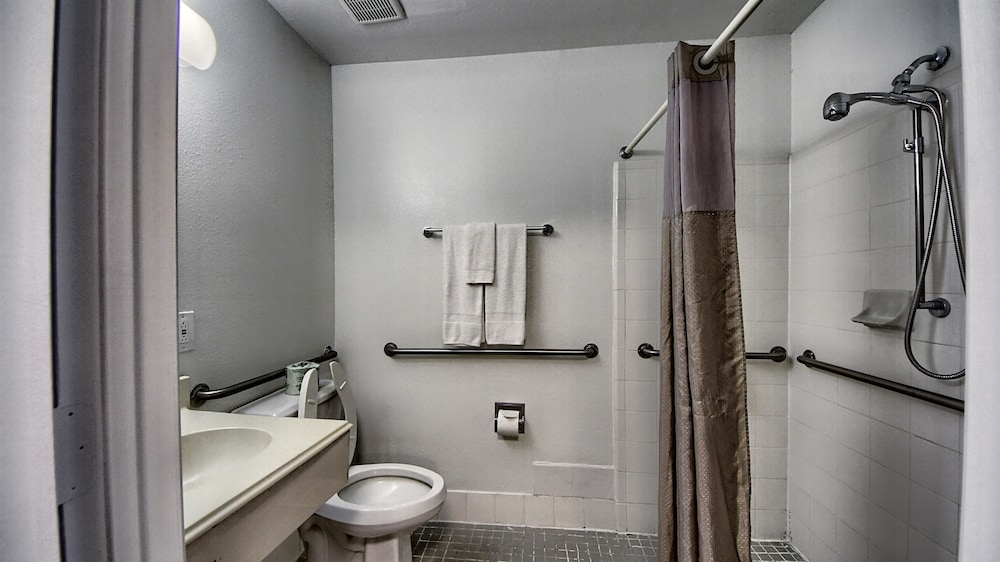 غرفة قياسية بسرير كينج لذوي الإعاقة، Studio 6 Extended Stay - San Antonio, TX - Six Flags 7/9